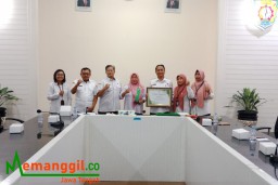 Ketarangan: Kepala Desa Bumi Ayu, Istaroh (tengah) bersama BPS Kendal dan OPD terkait, usai jumpa pers, di Ruang Rapat Paringgitan Pemkab Kendal, Rabu (06/12/2023).