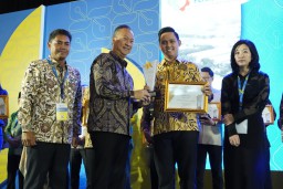 Keterangan: Bupati Dico (batik kuning), saat menerima penghargaan apresiasi “Resihieence and Sustainable Industri tahun 2023" dari Kemenperin RI, di Ballroom Hotel JS Luwansa Jakarta, Senin 11/12/2023. (dok/Jateng memanggil)