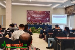 Keterangan: Ketua KPU Kendal, Kasanudin (depan ujung kanan) saat acara Media Gatering dan Sosialisasi, di Hotel Sae In Kendal, Sabtu 16/12/2023. (Roni/Jateng Memanggil)