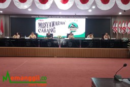 Keterangan: Ketua Gerakan Pramuka Cabang Kendal, Prapto Utono (ketiga dari kanan) saat membuka Pra Muscab Kwartir Cabang Kendal tahun 2023, yang dilaksanakan di Ruang Paripurna DPRD Kendal, Sabtu 23/12/2023. (Roni/Jateng Memanggil)