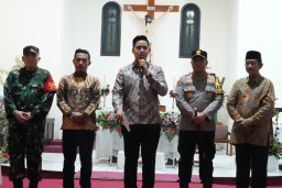 Keterangan: Bupati Dico (tengah) bersama jajaran Forkopimda Kendal, saat menghadiri malam perayaan Natal 2023, di Gereja Santo Martinus Weleri, Minggu 24/12/2023. (Ist/Jateng Memanggil)