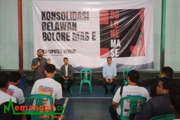 Keterangan: Koordinator Nasional Relawan Bolone Mase, Kuat Hermawan Santoso, saat koordinasi bersama relawan Bolone Mase Kendal, di Lapangan Futsal Jambiarum, Kendal, Selasa 09/01/2024 petang. (Roni/Jateng Memanggil)