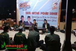 Keterangan: Pengasuh Ponpes Azzahro 2 Pamriyan, Kendal, Gus Ulil Albab, saat memimpin doa bersama atau Muqoddaman Qotmil Quran bersama GBK, di Aula Ponpes Azzahro 2, Selasa 09/01/2024 malam. (Roni/Jateng Memanggil)