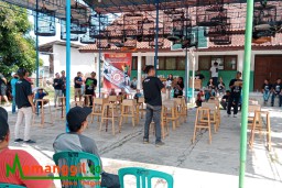 Keterangan: Tim juri, saat memberikan penilaian burung yang dilombakan dalam Kopi Gama Cup, di Lapangan Voli Desa Sidorejo, Brangsong, Kendal, Sabtu 13/01/2023. (Roni/Jateng)