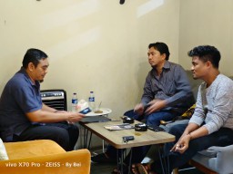 Keterangan: Ketua DPC PKS Kendal, Sulistyo Ari Wibowo (kaos lengan pendek) saat koordinasi dengan Polres Kendal terkait larangan pengunaan knalpot brong saat kampanye terbuka, di Soft Kopi komplek Kendal permai, Minggu 14/1/2024. (Ist/Jateng Memanggil)