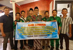 Keterangan: Ketua ormas GPK Kendal, Nur Khamid (tengah baju batik) saat acara silaturrahmi GPK Kendal dengan Polres Kendal, di Shof Kopi Kendal, Selasa 16/01/2024. (Ist/Jateng Memanggil)
