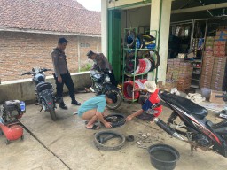 Keterangan: Bhabinkatibmas Polsek Plantungan, Brigadir Alfian Asegaf, saat memberikan himbauan kepada pemilik bengkel di Plantungan, Jumat 09/01/2023. (Ist/Jateng Memanggil)