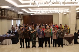 Keterangan: Setda Kendal, Sugiono (depan tengah) saat mengikuti acara penandatangan atau kesepakatan bersama untuk menghindari penggunaan knalpot brong selama Kampanye Rapat Umum Pemilu 2024, di Hotel Sae Inn Kendal, Jumat 19/01/2024. (Ist/Jateng Memanggi