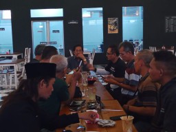 Keterangan: Anggota DPR RI Komisi V, Fadholi, saat mendengarkan aspirasi dari masyarakat Kendal, di salah satu rumah makan di Kendal, Jumat 19/01/2024 petang. (Ist/Jateng Memanggil)