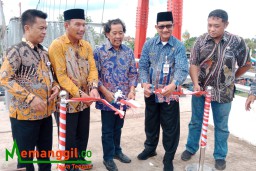 Keterangan: Anggota DPR RI Komisi V, Fadholi (tengah) saat ikut meresmikan jembatan gantung di Desa Gempolsewu, Jumat 19/01/2024. (Roni/Jateng Memanggil)