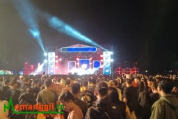 Ketarangan: Ribuan masyarakat Kendal, terlihat sangat antusian saat menyaksikan penampilan DJ Tanti di panggung Bolone Mase Project, di Stadion Kebondalem Kendal, Sabtu 20/01/2024 malam. (Roni/Jateng Memanggil)
