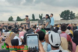 Keterangan: Cawapres Gibran, saat kampanye di Stadion Kebondalem Kendal, bersama Gus Miftah, Senin 22/01/2024 petang. (Roni/Jateng Memanggil) 