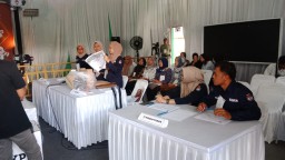 Keterangan: Petugas KPPS di Desa Blimbing, saat memperlihatkan suarat surat suara dalam simulasi pemungutan dan penghitungan suara pemilu 2024, di TPS 3 Desa Blimbing, Boja, Kendal, Rabu 31/01/2024. (Roni/Jateng Memanggil)