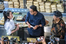 Anies mencicipi kuliner khas Kota Semarang Lunpia Cik Me Me (Memanggil.co/Ist)