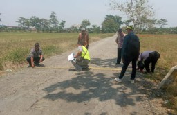 Keterangan: Petugas DPUPR Kendal, saat melaksanakan pekerjaan peningkatan jalan di Jalan Kutoharjo- Sarirejo Kaliwungu. (Ist/Jateng Memanggil)
