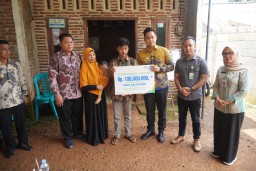 Keterangan: Bupati Dico (ketiga dari kanan) bersama Kepala Kantor Cabang Kendal, BPJS Ketenagakerjaan, Deden Rinifiandi (kedua dari kanan) saat menyerahkan santunan kepada ahli waris anggota KPPS di Curug Sewu, Patean Kendal, Selasa 20/02/2024. (Ist/Jaten