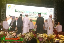 Keterangan: Bupati Kendal, Dico M Ganinduto (baju hitam) bersama Habib Zaenal Abidin (jubah putih) saat peresmian Pasar Weleri 1, di Halaman Pasar Weleri Satu, Senin 26/02/2024 malam. (Roni/Jateng Memanggil)