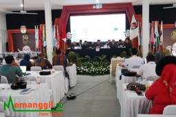 Keterangan: Ketua KPU Kendal, Kasanudin (depan tengah) saat memimpin rapat pleno rekapitulasi penghitungan suara Pemilu 2024 tingkat Kabupaten, di Aula KPU Kendal, Rabu 28/02/2024. (Roni/Jateng Memanggil)