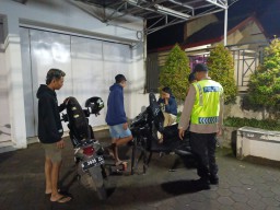 Keterangan: Polsek Pageruyung Kendal, saat melakukan Operasi Pekat di sejumlah wilayah hukum Polsek Pageruyung Kendal, Sabtu 16/03/2024. (Ist/Jateng Memanggil)