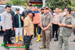 Keterangan: Kepala BNPB, Suharyanto (celana coklat depan) saat meninjau banjir di Kelurahan Langgenharjo Kendal, Minggu 17/03/2024. (Jateng Memanggil)