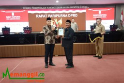 Keterangan: Wakil Ketua DPRD Kendal, Akhmat Suyuti (baju hitam), saat menerima laporan LKPJ tahun 2023 dari Bupati Kendal, Dico M Ganinduto, di ruang Paripurna DPRD Kendal, Senin 25/03/2024. (Roni/Jateng Memanggil)