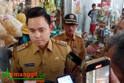Keterangan: Bupati Kendal, Dico M Ganinduto, saat melaksanakan sidak di Pasar Pagi Kaliwungu, Senin 01/04/2024. (Jateng Memanggil)