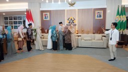 Keterangan: Bupati Kendal, Dico M Ganinduto saat bersalam- salaman dengan warga di acara Open House Bupati Kendal, di Rumah Dinas Bupati Kendal. (Jateng Memanggil)