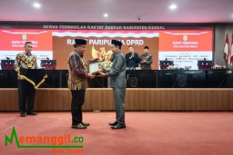 Keterangan: Wabup Kendal, Windu Suko Basuki, saat memerima kembali berkas LKPJ Kepala Daerah Tahun Anggaran 2023 dari Ketua DPRD Kendal, Muhammad Makmun, usai Rapat Paripurna di Ruang Paripurna DPRD Kendal, Selasa 23/04/2024. (Roni/Jateng Memanggil)