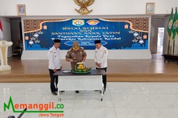 Keterangan: Ketua Paguyupan Kades Bahurekso Kendal, Abdul Malik (kanan) saat potong tumpeng bersama Wakil Bupati Kendal, Windu Suko Basuki (tengah) di Pendopo Kendal, Rabu 24/04/2024. (Roni/ Jateng Memanggil)