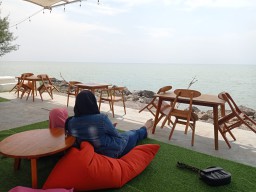 Keterangan: Salah seorang pengunjung, AR, saat menikmati senja di Pantai Cahaya. Minggu 05/05/2024. (Jateng Memanggil)