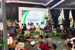 Keterangan: Jajaran pengurus Asparagus saat melakukan diskusi setelah melakukan MoU dengan BSI, dalam acara Silatnas Asparagus, di Pesantren Al Musthofa Pandes, Senin 06/05/2024 malam. (Roni/Jateng Memanggil)