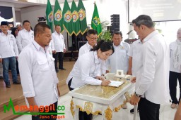 Keterangan: Ketua Kadin Kendal, Fransiska Cokro Handoko, saat menandatangai surat keputusan pengukuhan pengurus Kadin Kendal periode 2024-2028, di Pendopo Kendal, Rabu 08/05/2024. (Roni/Jateng Memanggil)