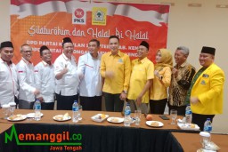 Keterangan: Ketua DPD PKS Kendal, Sulistyo Aribowo (kelima dari kiri) bersama Ketua DPD Golkar Kendal, Bagus Bimo Alit (kelima dari kanan) saat kegiatan silaturrahmi DPD PKS dan Golkar Kendal, di RM. Lumintu, Rabu 08/05/2024 petang. (Jateng Memanggil)  