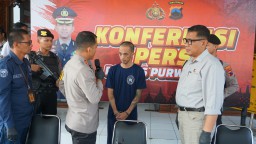 Keterangan: Kapolres Purworejo, saat menanyai pelaku, dalam konfrensi press, di Halaman Polres Kendal, Kamis 09/05/2024. (Jateng Memanggil)