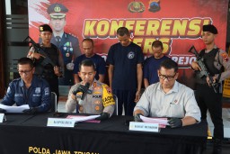Keterangan: Kapolres Purworejo, AKBP Eko Sunaryo, saat menggelar konfrensi perss, di Halamam Mapolres Purworejo, Senin 13/05/2024. (Jateng Memanggil)