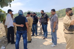 Keterangan: Petugas Dinas ESDM Jateng, saat melakukan pemeriksaan di penambangan Galian C, di Desa Winong, Ngampel, Kendal. (Ist/Jateng Memanggil)