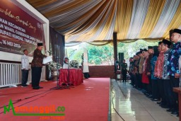 Keterangan: Ketua KPU Kendal, Khasanuddin, saat melantik anggota PKK, di RM Aldila, Kamis 16/05/2024. (Roni/Jateng Memanggil)
