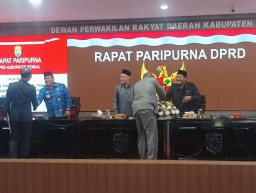 Keterangan: Ketua DPRD Kendal, Muhammad Makmun (tengah) bersama Wakil Bupati Kendal, Windu Suko Basuki (kiri) usai mengikuti sidang paripurna DPRD Kendal, di Ruang Paripurna DPRD Kendal, Senin 20/05/2024. (Ist/Jateng Memanggil)