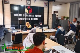 Keterangan: Petugas panitia pendaftaran Panwaslu, saat melakukan aktivitas penerimaan pendaftaran Panwaslu, di Kantor Bawaslu Kendal, Selasa 21/05/2024. (Roni/Jateng Memanggil)