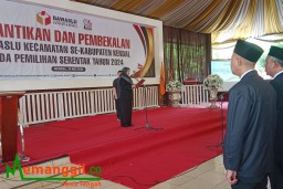 Keterangan: Ketua Bawaslu Kendal, Hevy Indah Oktaria, saat melantik 60 anggota Panwascam, di RM Aldila, Jumat 24/05/2024. (Roni/Jateng Memanggil)