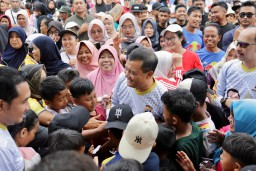 Keterangan: Kapolda Jateng, Irjen Pol Ahmad Lutfi, saat dikerumuni warga dalam acara Trabas Kamtibmas, di Lapangan Desa Kalilumpang, Kecamatan Patean, Kabupaten Kendal, Minggu 26/05/2024. (Ist/Jateng Memanggil)
