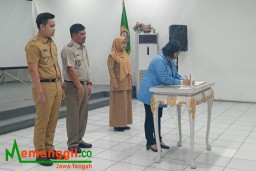 Keterangan: Kepala Kejari Kendal, Ermy Veronica Maramba, saat melakukan penandatanganan dama.acara kerjasama anatar para kades dengan Kejari dan Kantor Pertanahan ART/BPN Kendal, di ruang Abdi Praja Kendal, Senin 03/06/2024. (Roni/Jateng Memanggil)