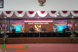 Keterangan: Bupati Kendal, Dico M Ganinduto (tengah kiri) bersama jajaran Anggota DPRD Kendal, saat sidang paripurna DPRD Kendal, di ruang Paripurna DPRD Kendal, Senin 03/06/2024. (Jateng Memanggil)