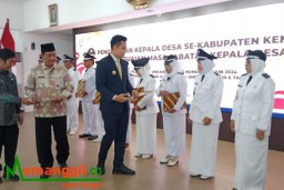 Keterangan: Bupati Kendal, Dico M Ganinduto, saat memberikan SK Pengukuhan penyesuaian masa jabatan Kades se-Kendal, secara simbolis, di Pendopo Kendal, Jumat 07/06/2024. (Roni/Jateng Memanggil)