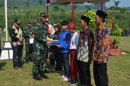 Keterangan: Dandim 0715/ Kendal, Letkol Inf Ely Purwadi, saat memberikan bantuan kepada masyarakat diacara penutupan program TMMD Sengkuyung Tahap Il TA 2024, di Desa Kali Lumpang,Patean, Kendal, Jumat 07/06/2024. (Ist/Jateng Memanggil)
