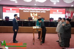 Keterangan: Ketua DPRD Kendal, Muhammad Makmun, saat melakukan penandatangan persetujuan bersama terhadap Raperda tentang pelaksanaan APBD 2023, di Ruang Paripurna DPRD Kendal, Jumat 07/06/2024. (Roni/Jateng Memanggil)