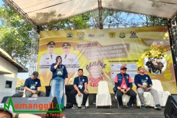 Keterangan: Sub koordinator SDA (Skretariat DBHCHT Kendal) Nur Dewi Alfiyanah, saat mensosialisasikan Peraturan Perundang- undangan Bidang Cukai, di Pantai Sendang Sikucing, Minggu 09/06/2024. (Roni/Jateng Memanggil)