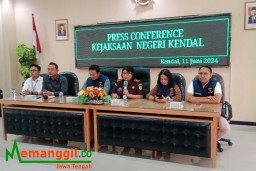 Keterangan: Kejari Kendal, Erny Veronica Maramba (tengah kanan) saat acara press conference, di aula Kejari Kendal, Selasa 11/06/2024. (Roni/Jateng Memanggil)