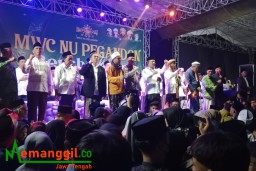 Keterangan: Anggota DPR RI, Fadholi (ketiga dari kiri) saat mengikuti kegiatan pengajian dan sholawat bersama MWC NU Kecamatan Pegandon, di Lapangan Tegorejo Pegandon, Kendal, Kamis 13/06/2024 malam. (Roni/Jateng Memanggil)