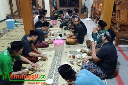 Keterangan: Ketua PAC GP Ansor Ngampel terpilih, Ali As'ad (jaket hijau dominan abu- abu) bersama Ketua Ranting PAC GP Ansor Sudipayung, Gus Rifqi (kaos hitam lengan pendek) saat mengikuti acara tasyakuran bersama PAC GP Ansor Ngampel, di Desa Sudipayung,